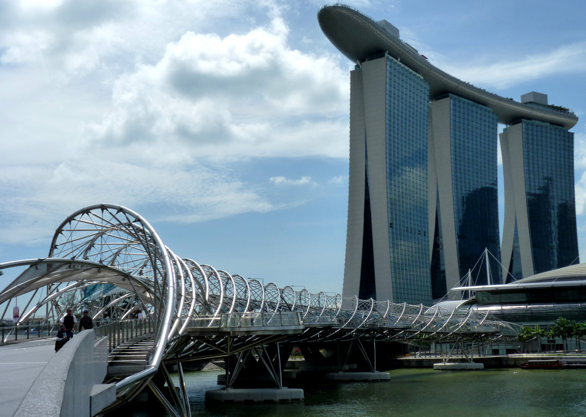 Фронтальный вид Марины Бей Сендс со стороны Helix Bridge