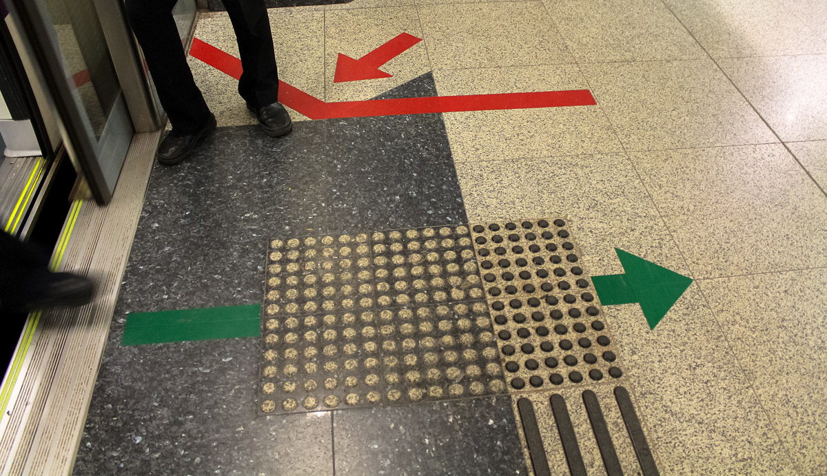 Подсказки для пассажиров в метро Сингапура